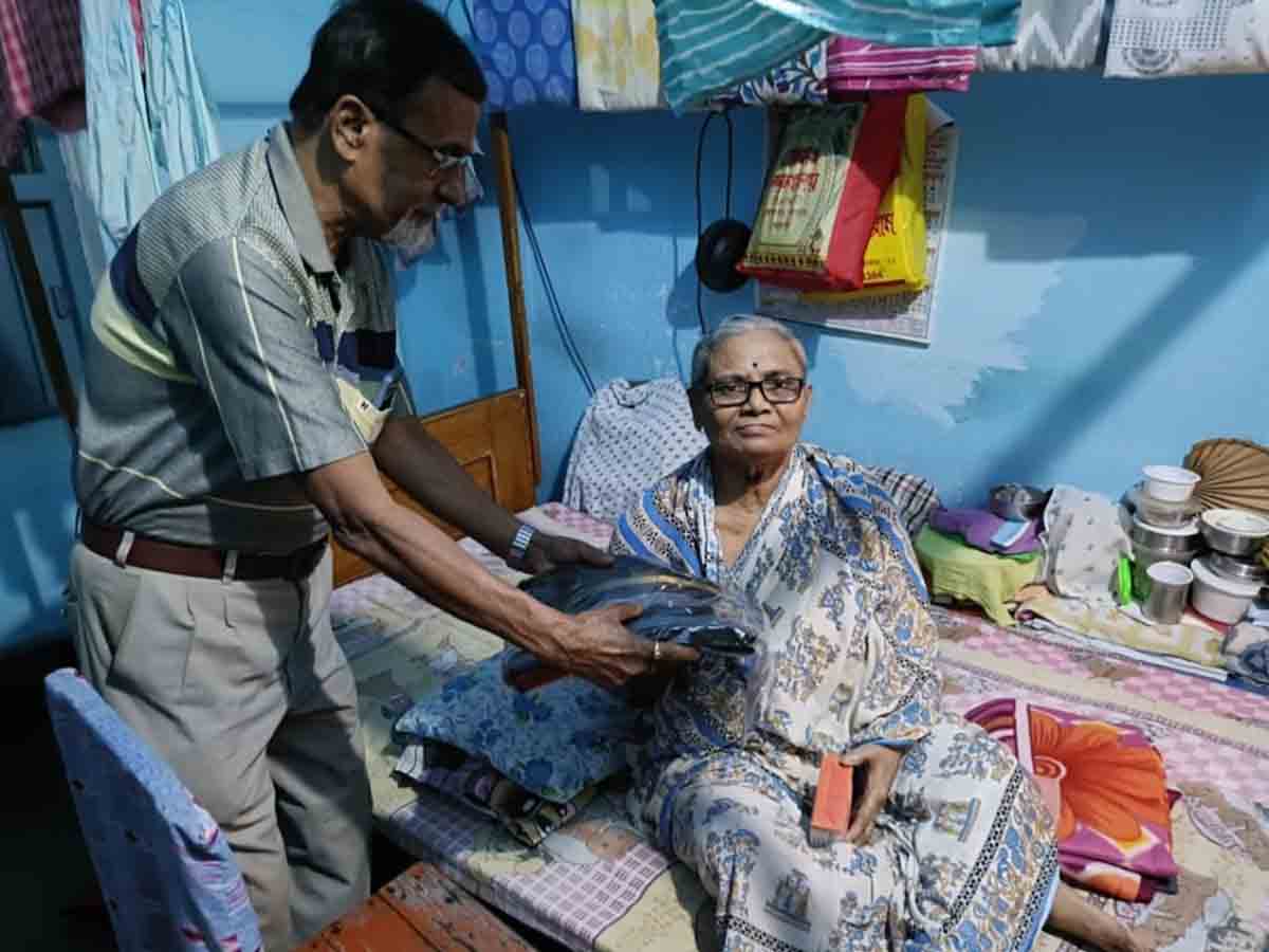 CLOTH DISTRIBUTE